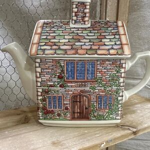 Sadler Cottage House Ceramic Teapot in Cream with Multicolor Roof